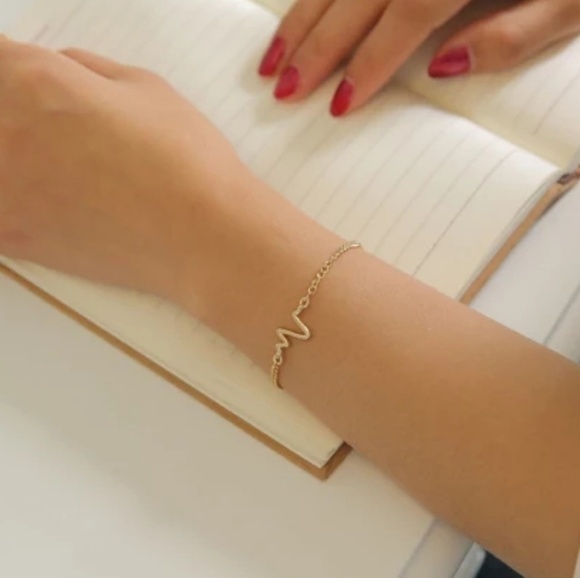 🔥2 for $15🔥 Gold Color Heart Beat Bracelet - Picture 2 of 8